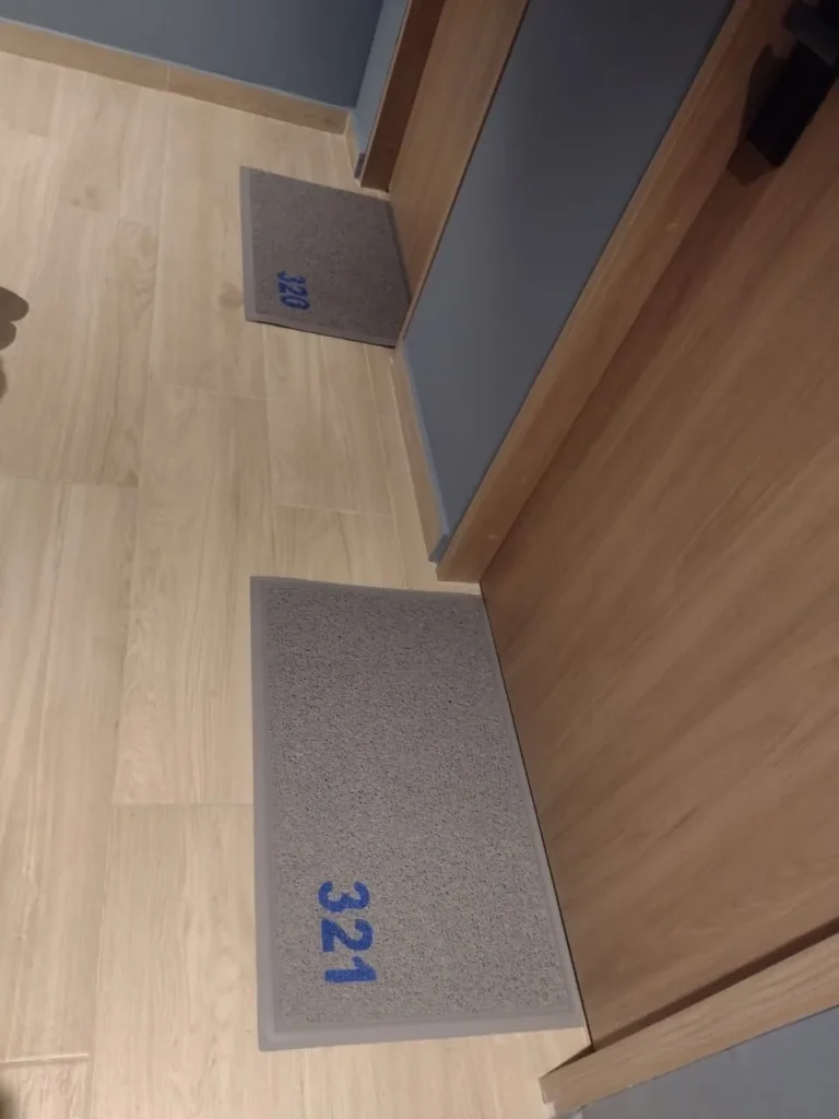 tapete atrapamugre para puerta de apartamento